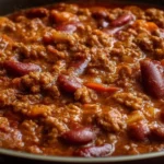 Bowl of Chili con Carne avec Haricots et Viande Hachée topped with fresh herbs