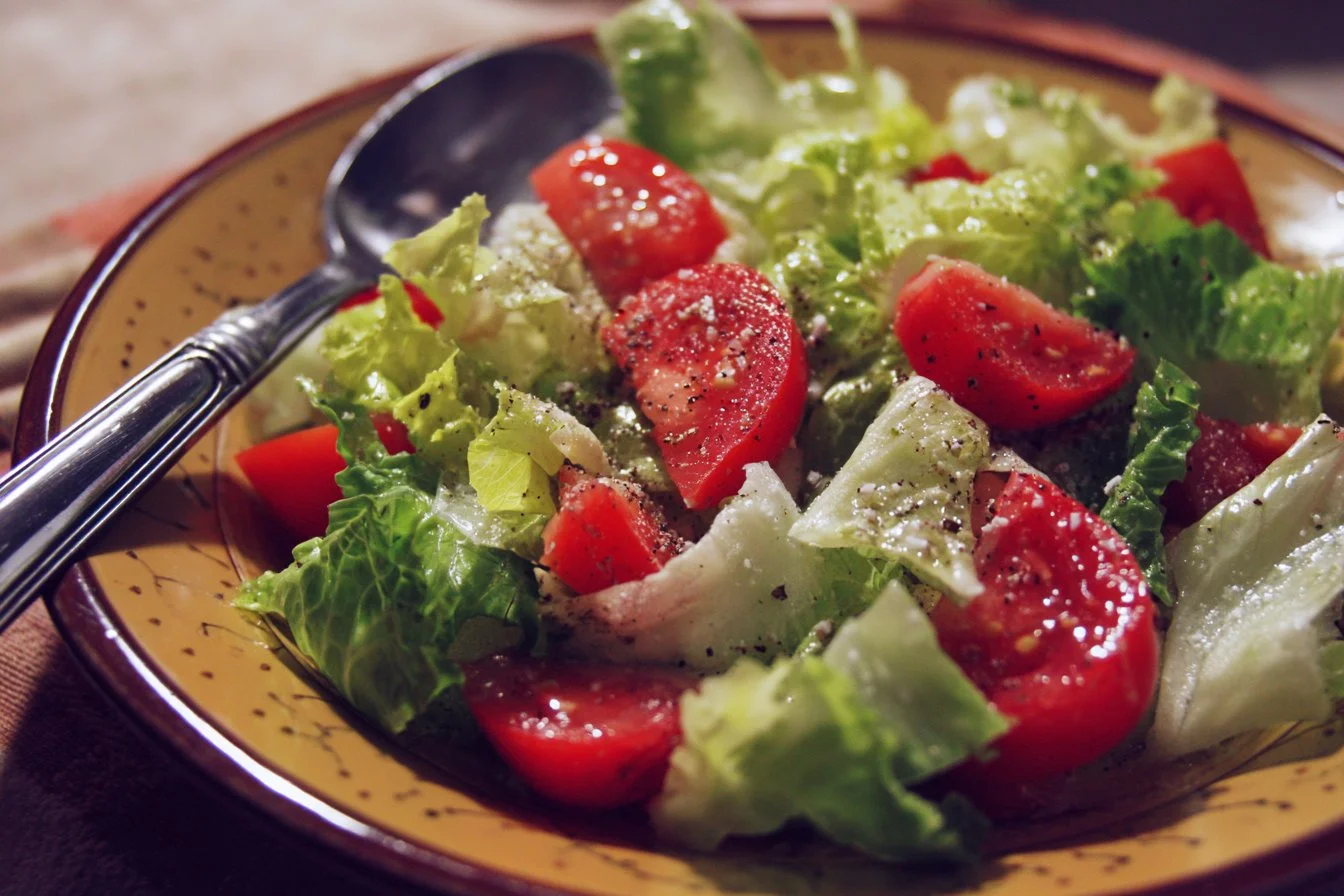 A vibrant Italian salad with fresh vegetables and dressing